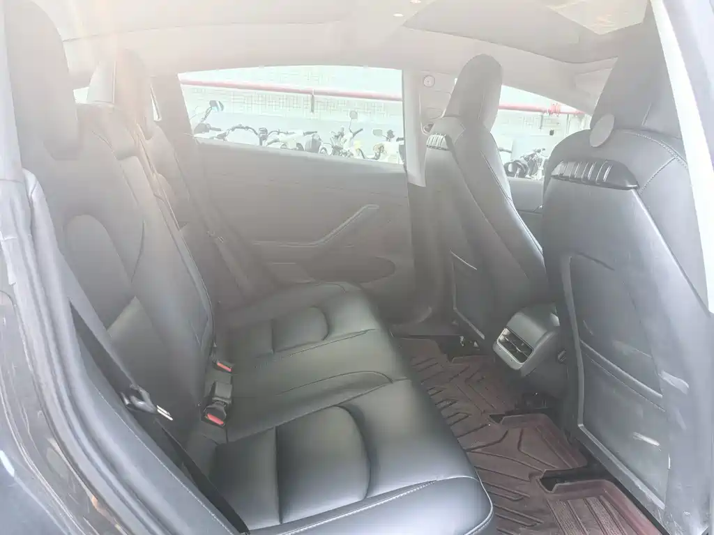 Tesla Model 3 — миниатюра 15