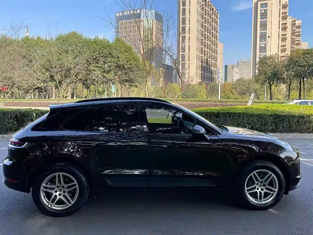 PORSCHE MACAN