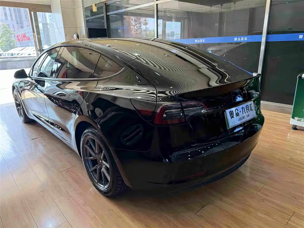Tesla Model 3 — миниатюра 12