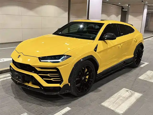 LAMBORGHINI URUS 2021