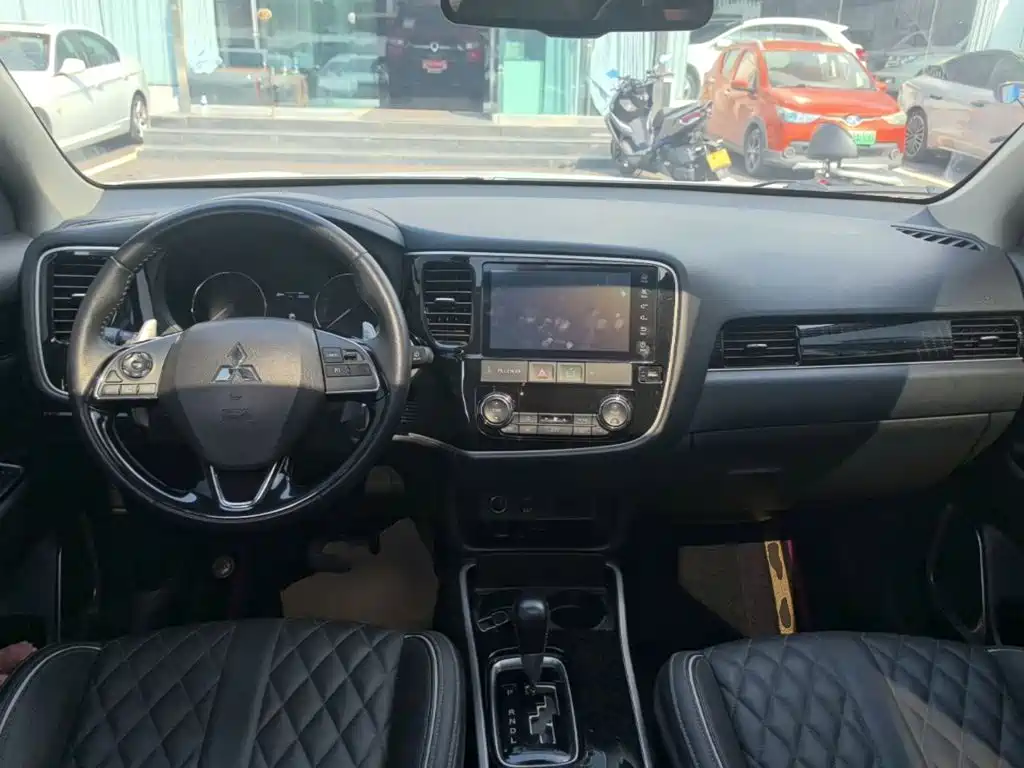 Mitsubishi Outlander — миниатюра 10