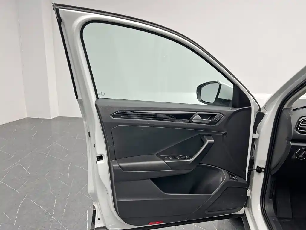 Volkswagen T-Roc — миниатюра 13