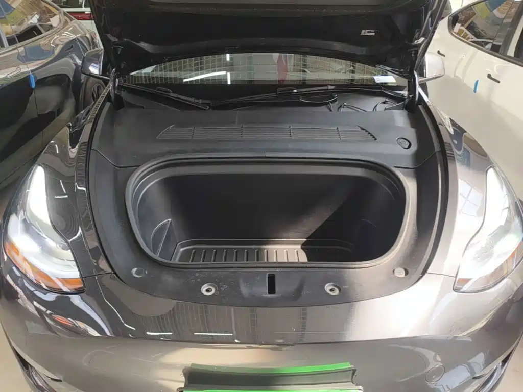 Tesla Model Y — миниатюра 20