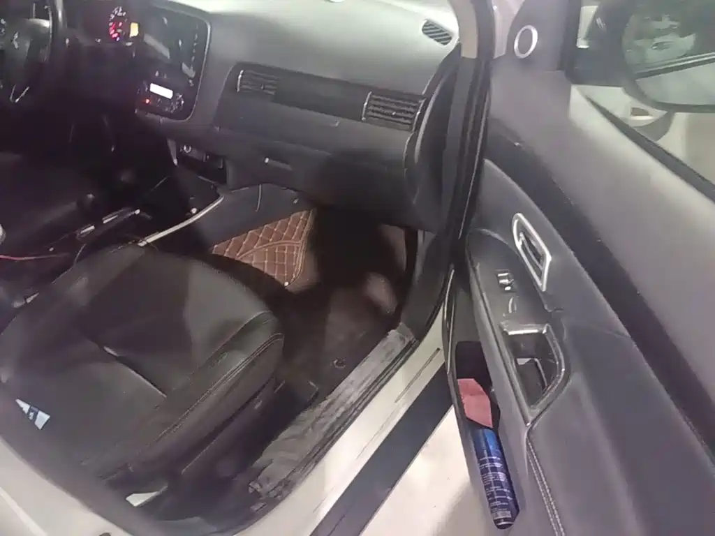 Mitsubishi Outlander — миниатюра 18