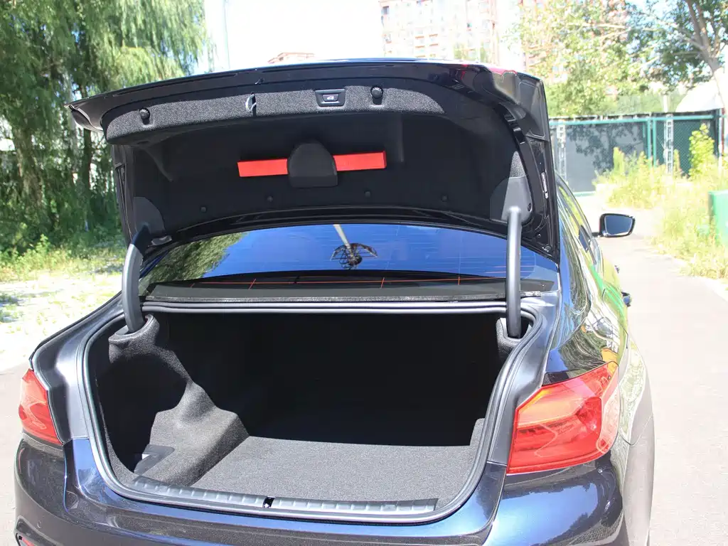 BMW 5 Series — миниатюра 17