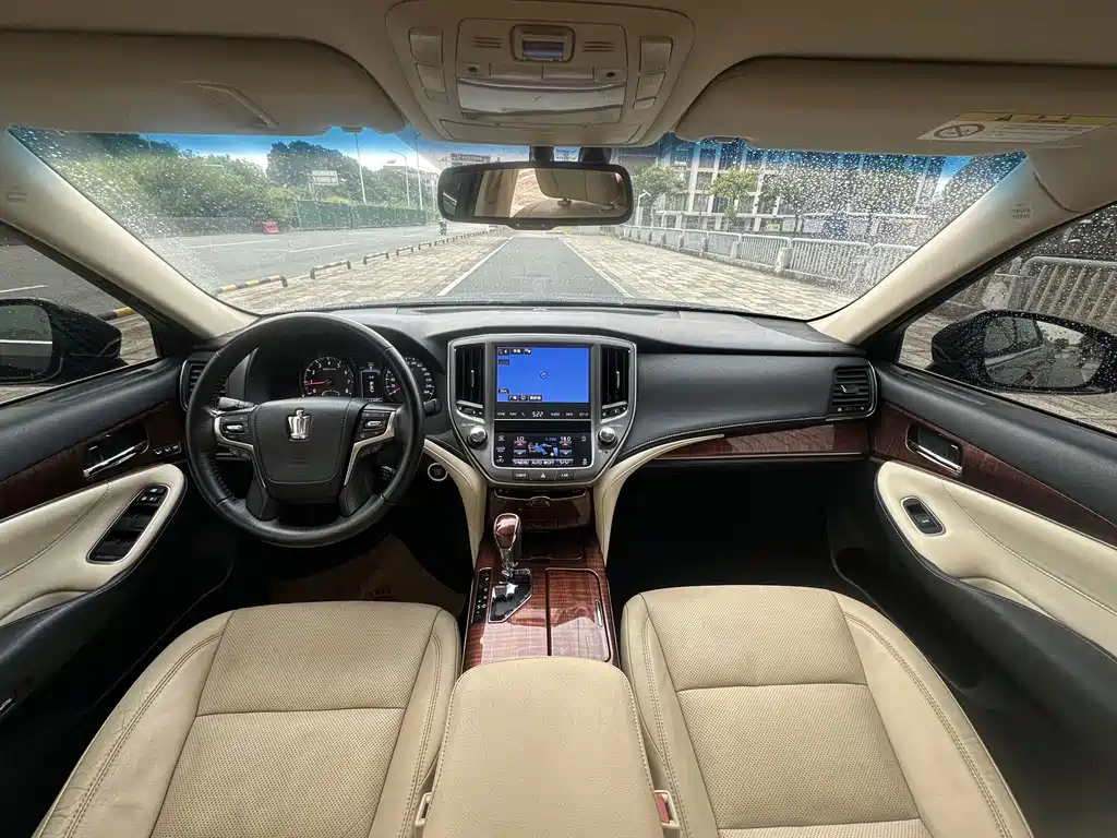 Toyota Crown — миниатюра 8
