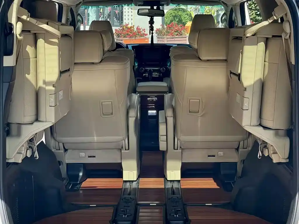 Toyota Alphard — миниатюра 10