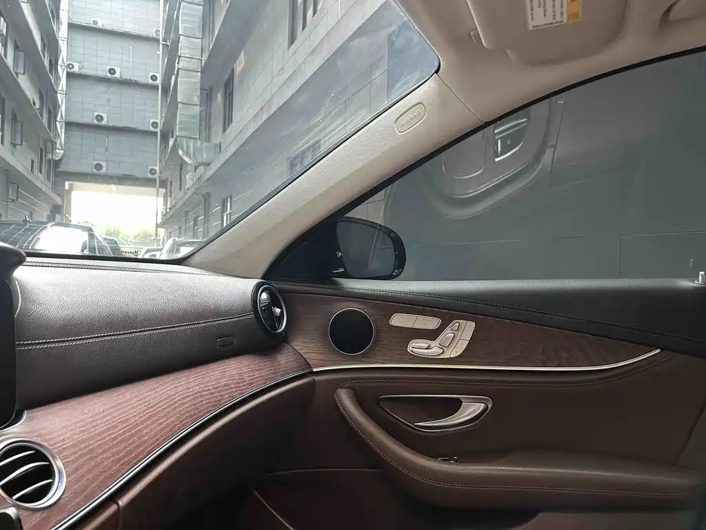 Mercedes-Benz E-Class — миниатюра 17