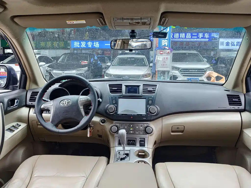 Toyota Highlander 2011 2.7L 7 мест Luxury