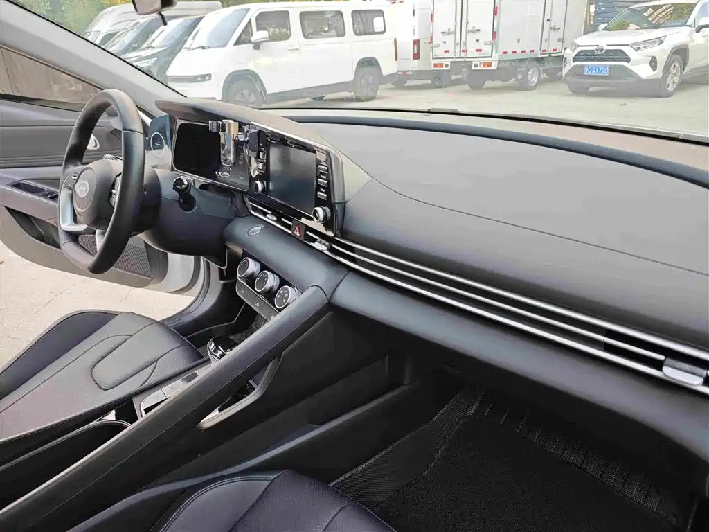 Hyundai Elantra — миниатюра 10