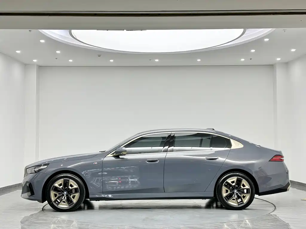 BMW 5 Series — миниатюра 4