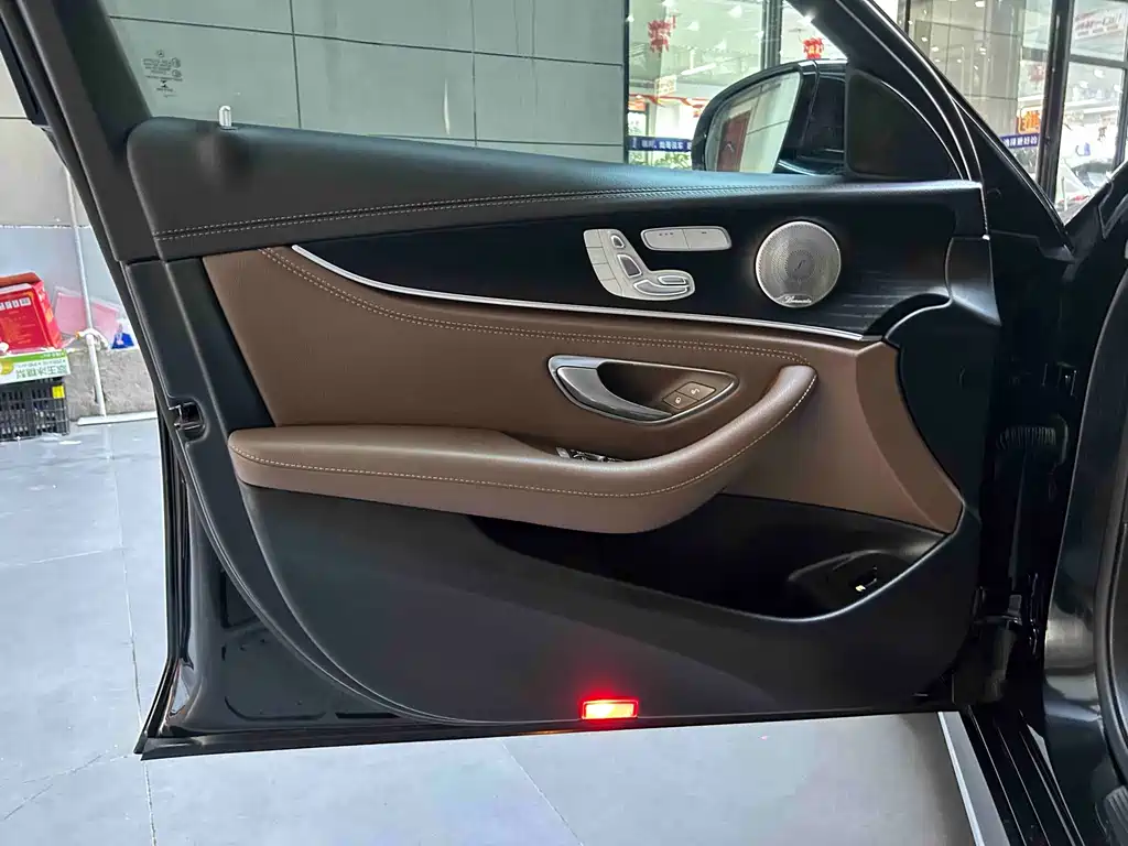 Mercedes-Benz E-Class — миниатюра 10