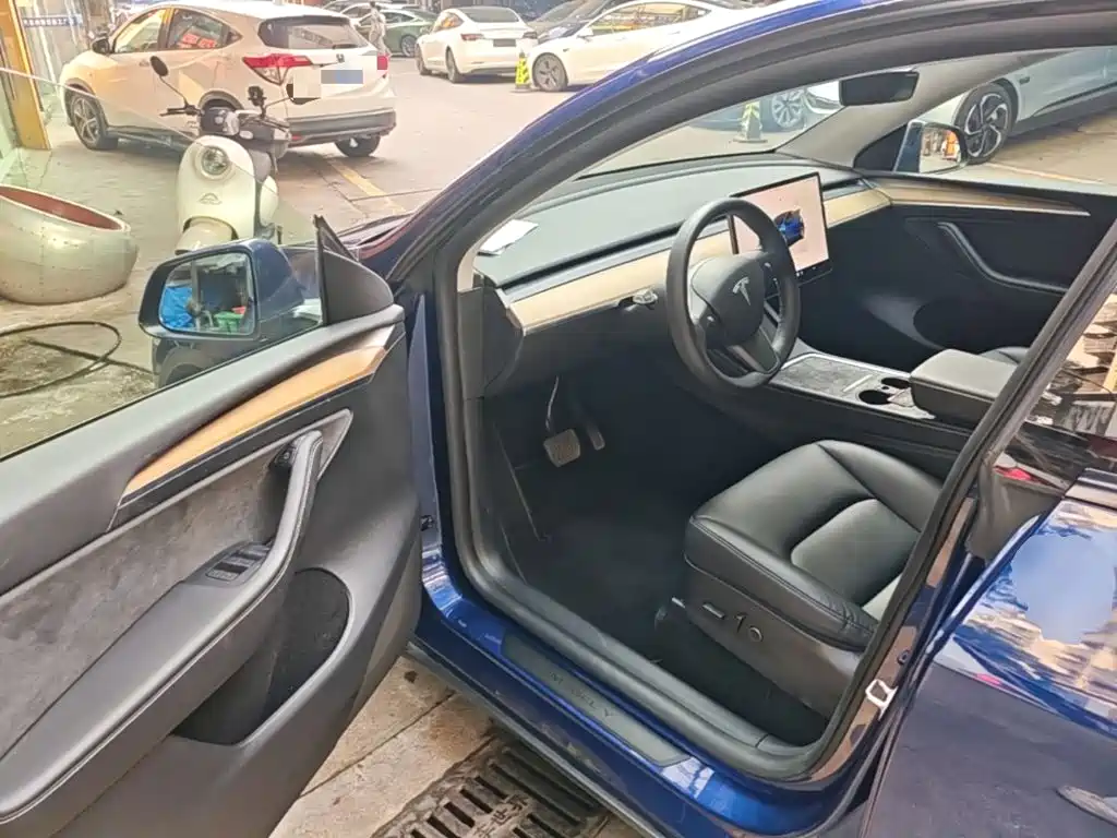 Tesla Model Y — миниатюра 16