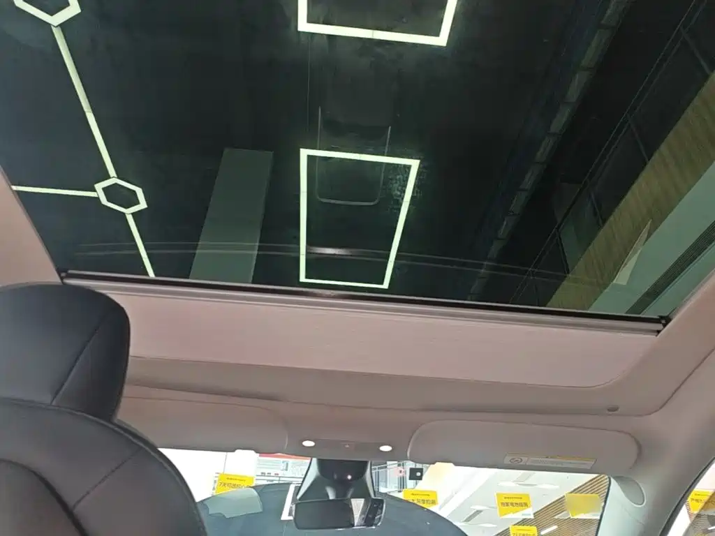 Tesla Model Y — миниатюра 18
