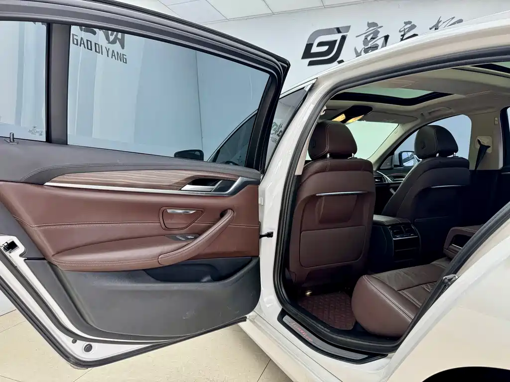 BMW 5 Series — миниатюра 10