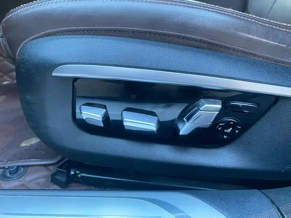 BMW 7 Series — миниатюра 5