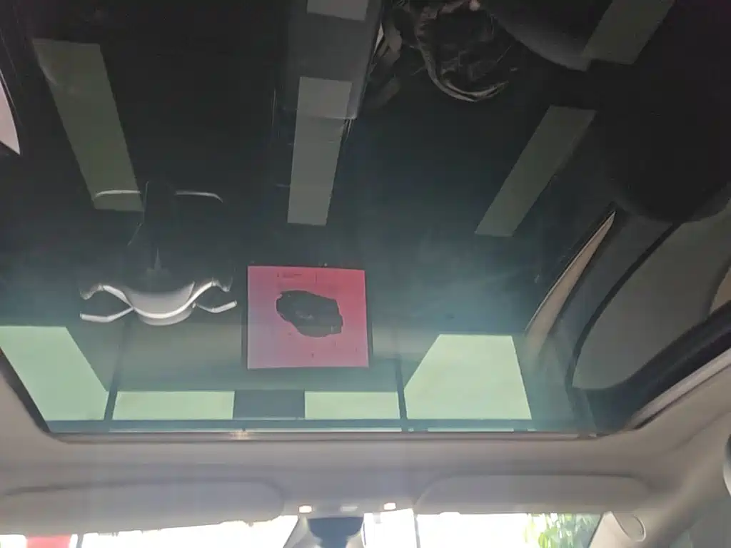 Tesla Model Y — миниатюра 18