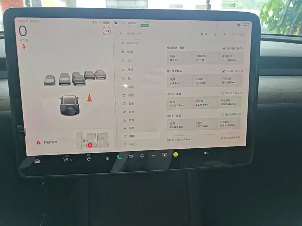 Tesla Model Y — миниатюра 12