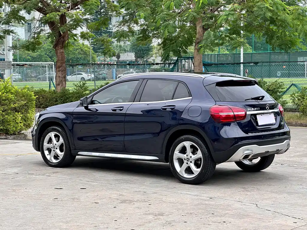 MERCEDES-BENZ GLA