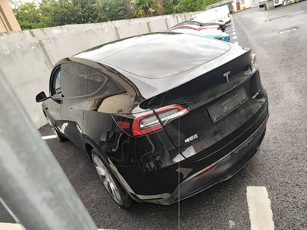 Tesla Model Y — миниатюра 5