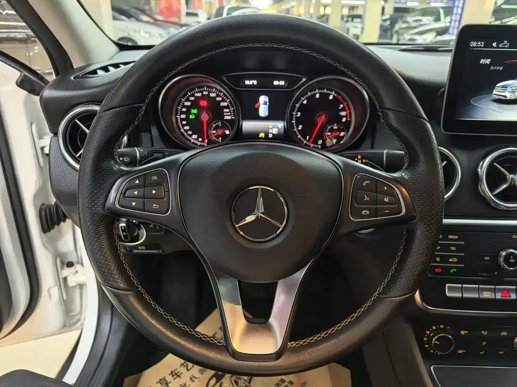 MERCEDES-BENZ GLA