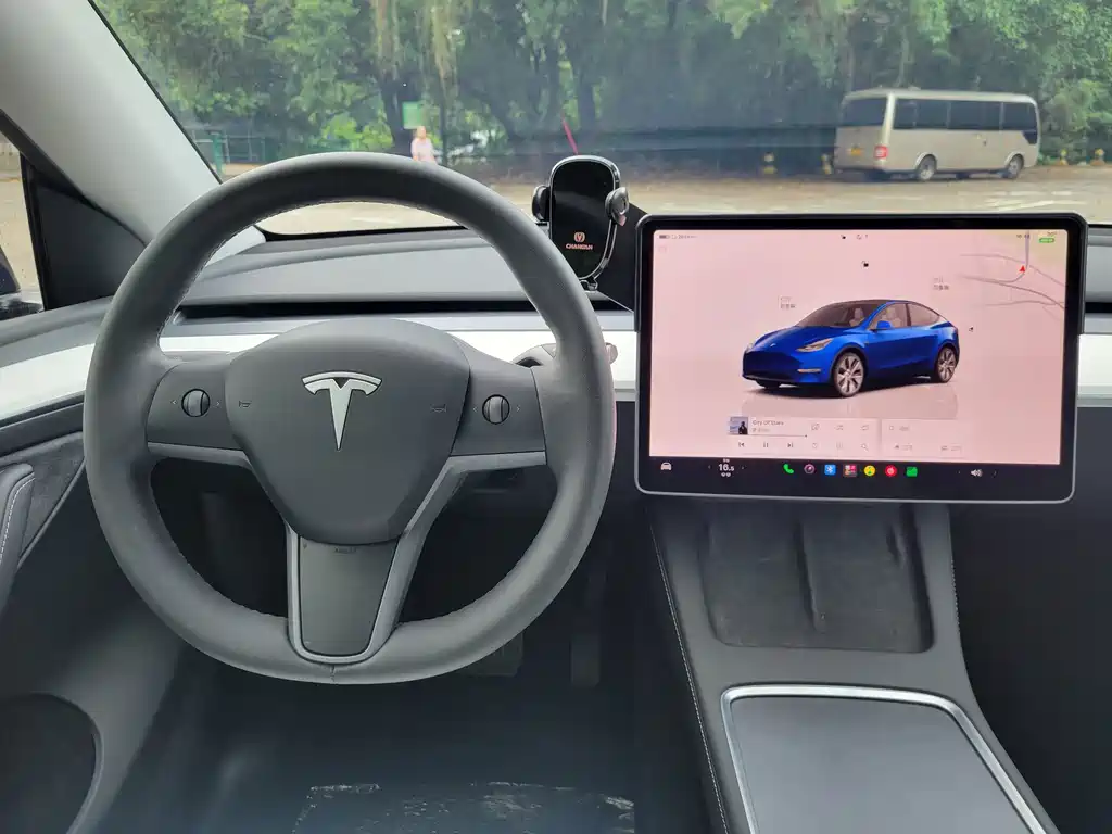 Tesla Model Y — миниатюра 21