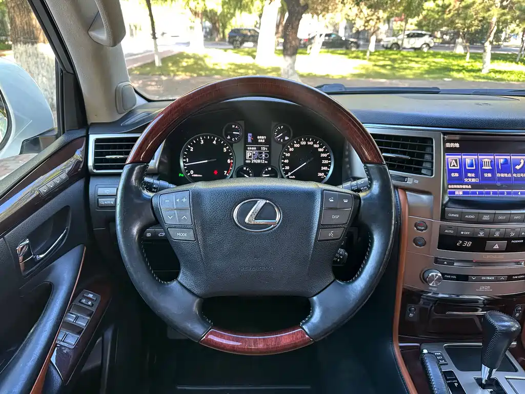 Lexus LX — миниатюра 31