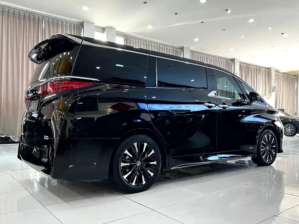 Toyota Alphard — миниатюра 4