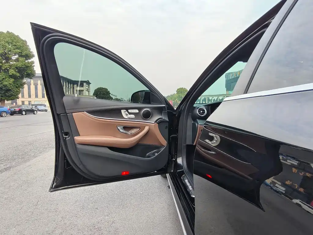 Mercedes-Benz E-Class — миниатюра 11