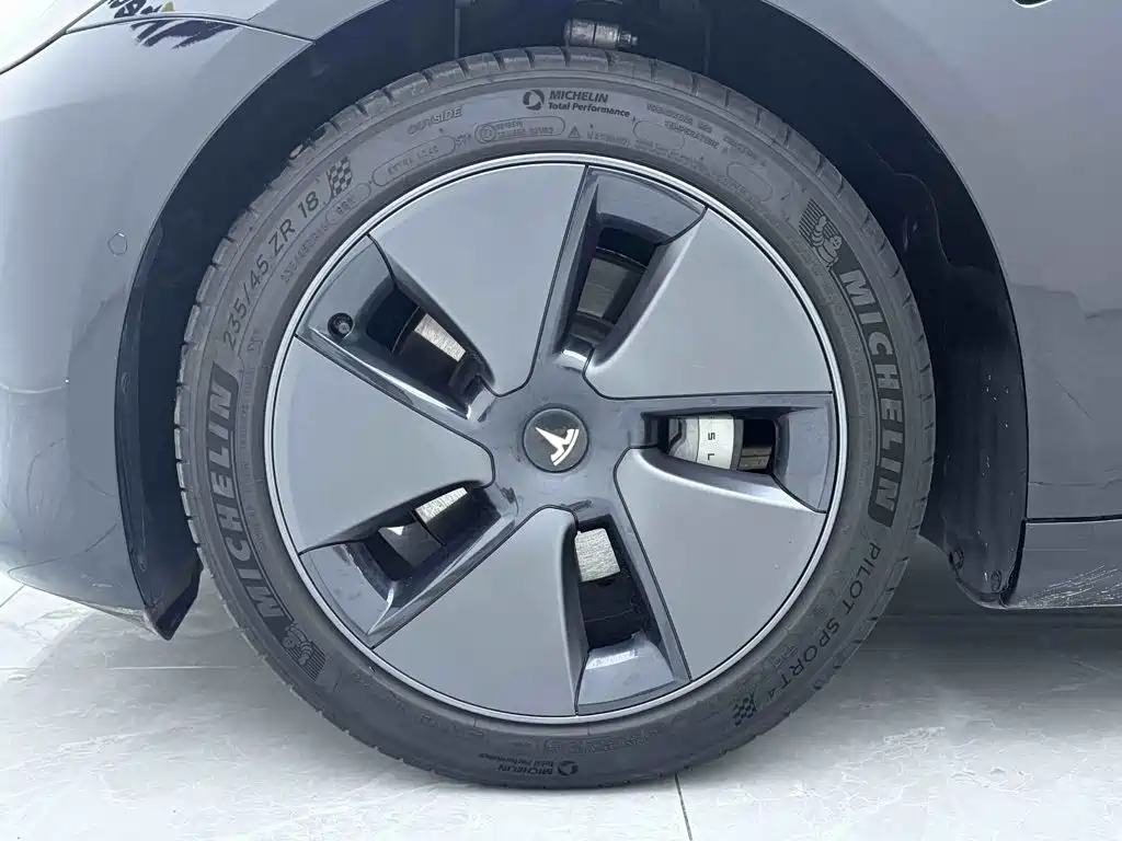 Tesla Model 3 — миниатюра 10