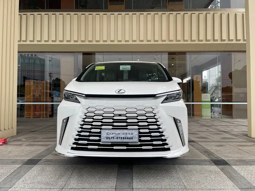 Lexus LM 0