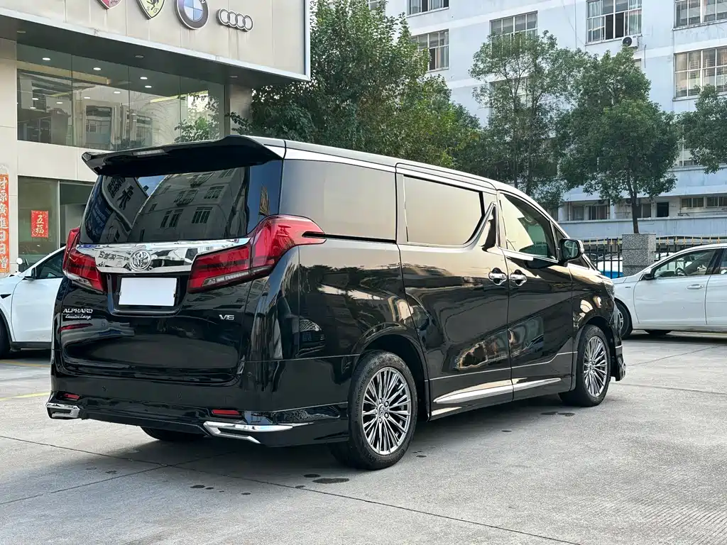 Toyota Alphard — миниатюра 6