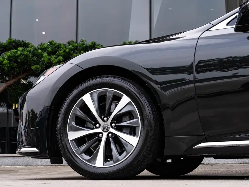 Lexus LS — миниатюра 8