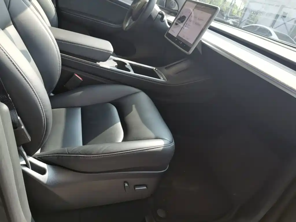 Tesla Model Y — миниатюра 25