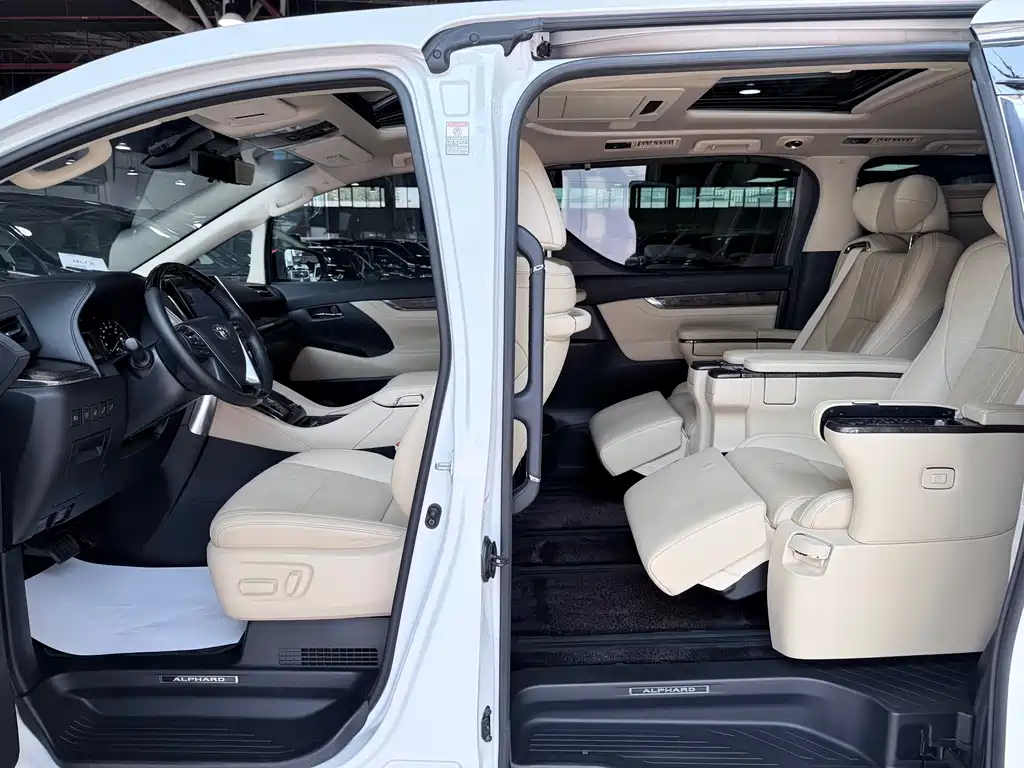 Toyota Alphard — миниатюра 11