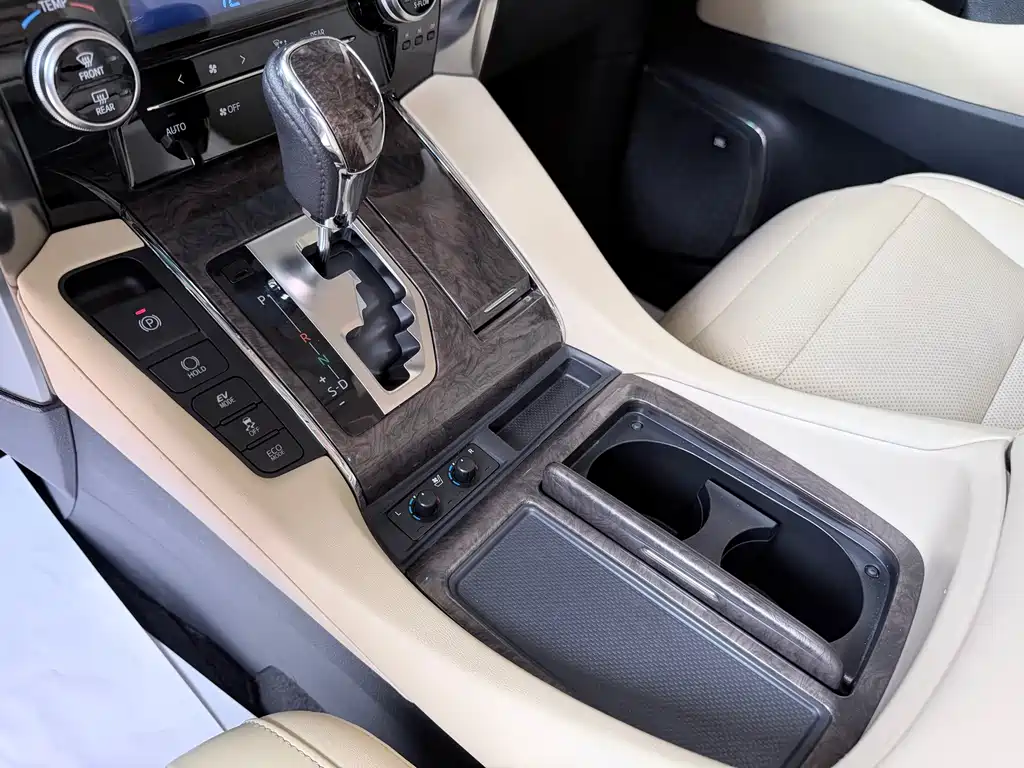 Toyota Alphard — миниатюра 6