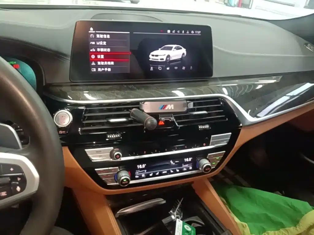 BMW 5 Series — миниатюра 13