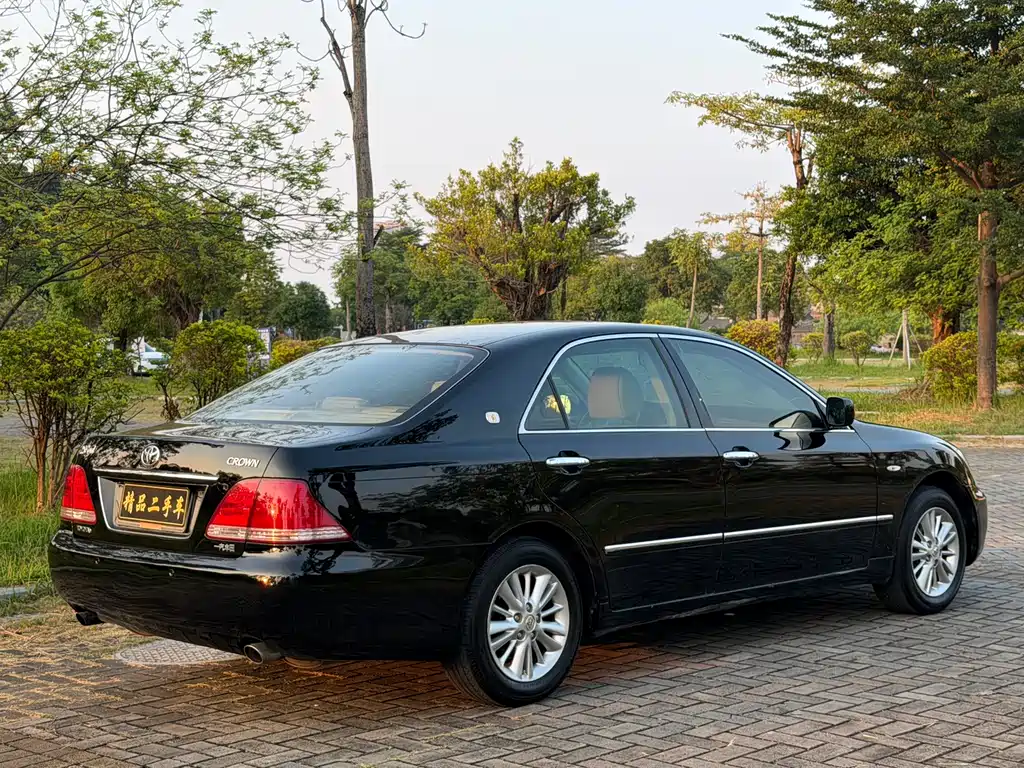Toyota Crown — миниатюра 5
