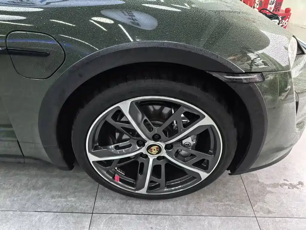Porsche Taycan — миниатюра 3