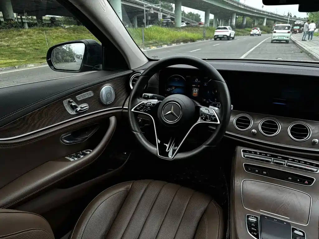 Mercedes-Benz E-Class — миниатюра 8