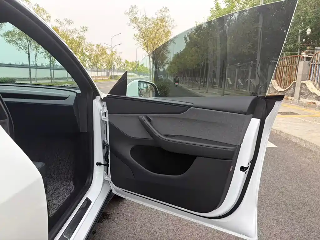Tesla Model Y — миниатюра 16