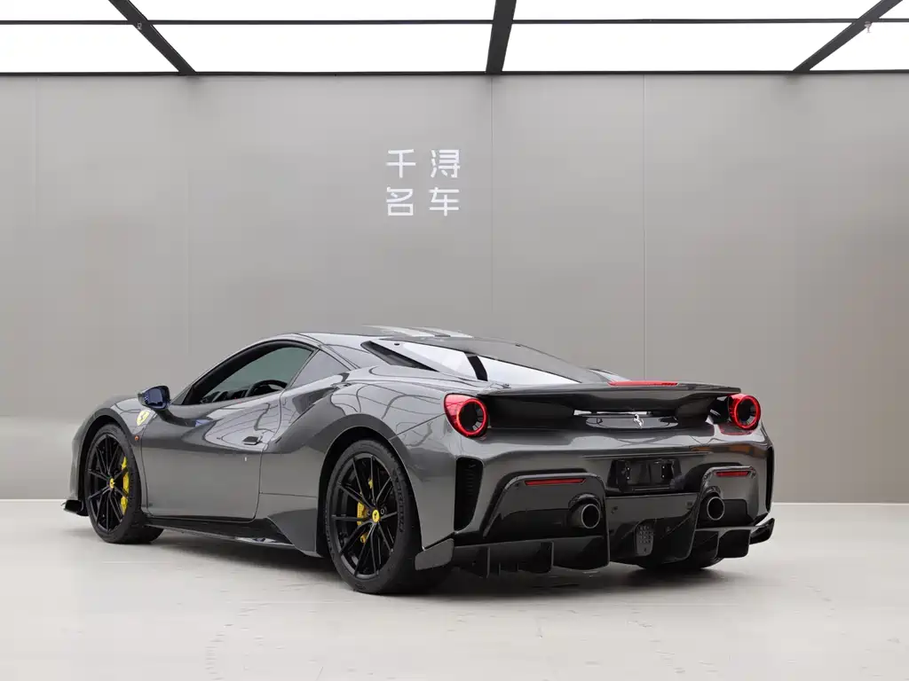 FERRARI 488