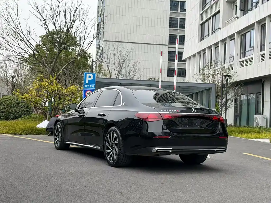 Mercedes-Benz E-Class — миниатюра 7