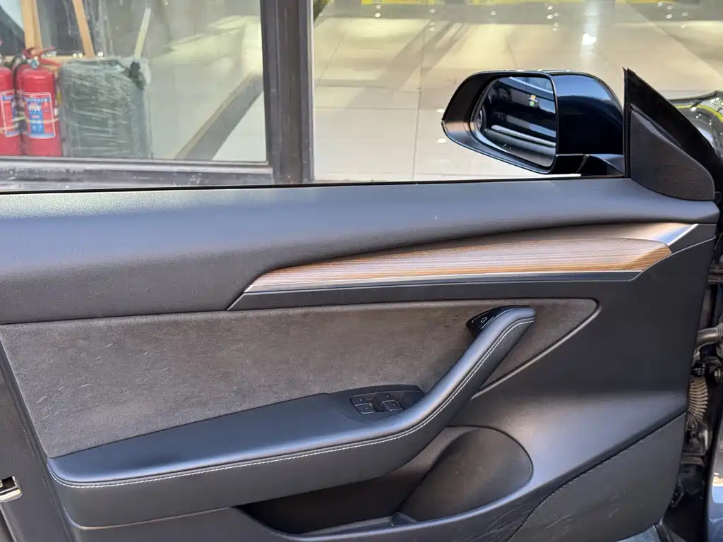 Tesla Model 3 — миниатюра 15