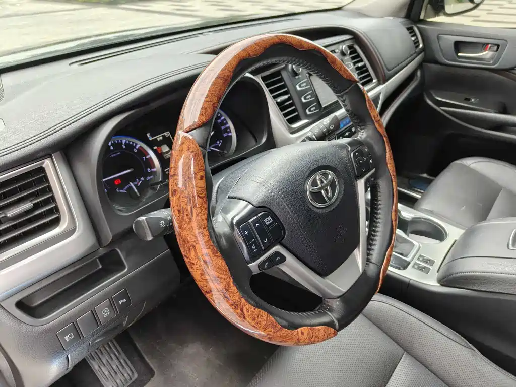TOYOTA HIGHLANDER