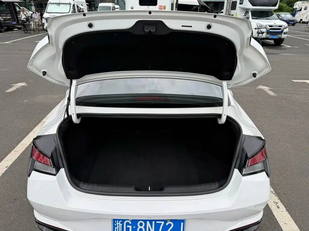 Hyundai Elantra — миниатюра 10