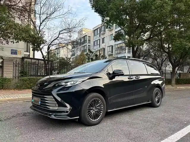 TOYOTA SIENNA 2024