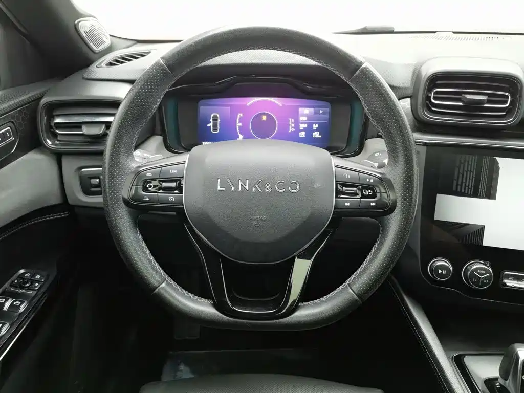 Lynk & Co 03 — миниатюра 11