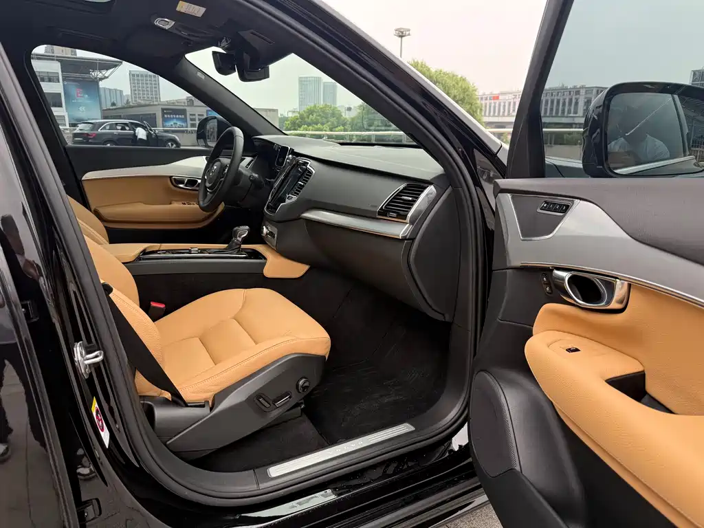 Volvo XC90 2018 T6 7 мест