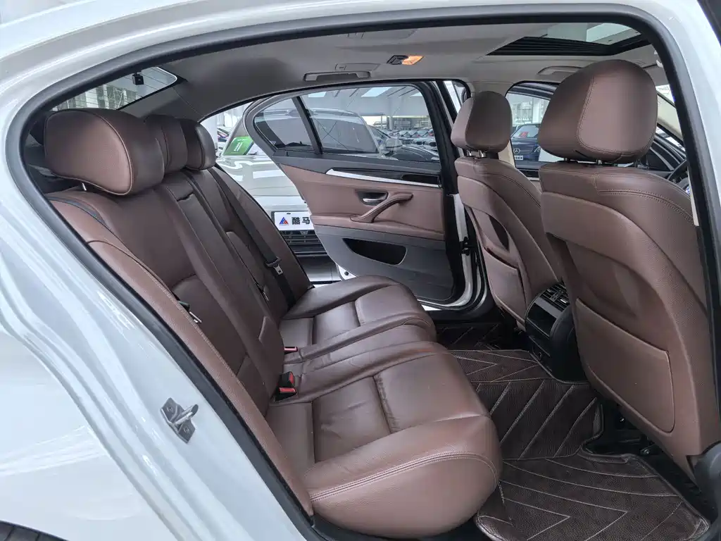 BMW 5 Series — миниатюра 11